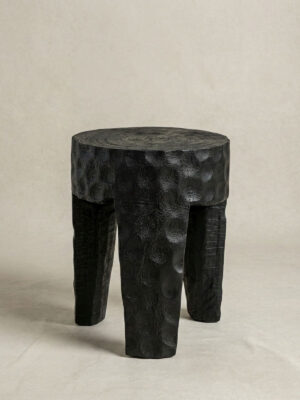 Taboret czarny drewniany Paramo na jasnym tle.