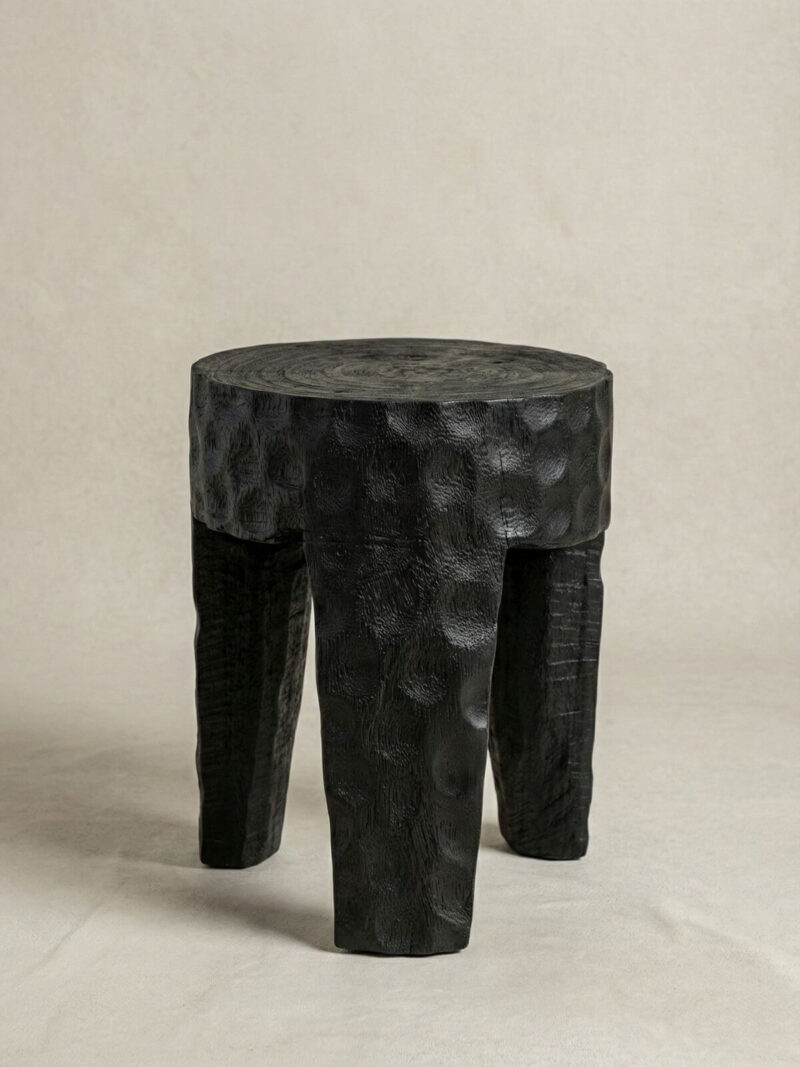 Taboret czarny drewniany Paramo na jasnym tle.