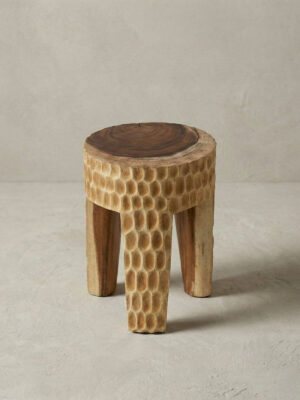 Drewniany taboret w stylu wabi sabi ramo w kolorze naturalnym.