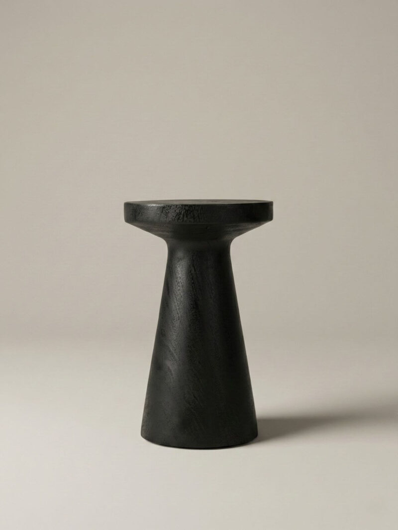 Czarny stolik drewniany boczny typu klepsydra na jasno-szarym tle.