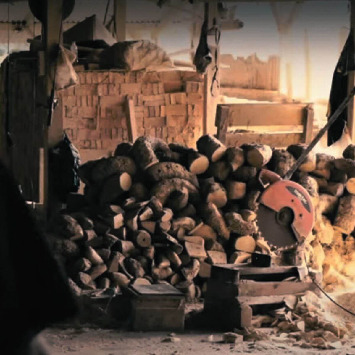 Odpady z drewna tekowego i bambusa przerabiane na drewniane kaczki balijskie.