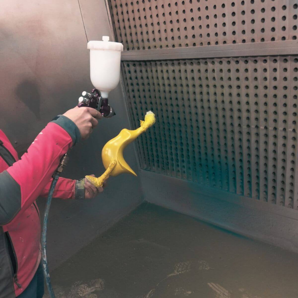 Niepełnosprawny podopieczny fundacji A La Par z Hiszpanii maluje drewnianą kaczkę balijską.